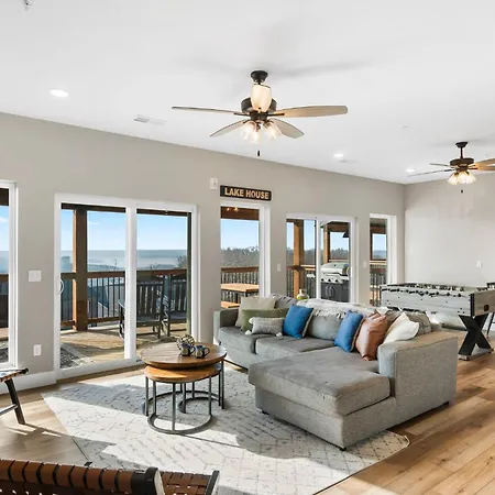 Pvt Outdoor Pool-Multiple Arcades-Pvt Hot Tub-Free Attraction Tickets-Firepit-Lake View